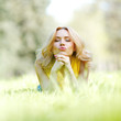 Foto: Woman lying on grass Woman lying on grass