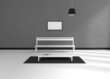 Raum mit Bank Tisch und Lampe bei Tageslicht