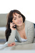 Jeune femme téléphone