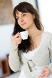 Pause café et jolie brune