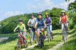 Photo: Jung und alt beim Radfahren Jung und alt beim Radfahren