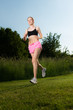 frau  joggt in der natur