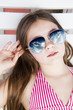 ragazza a prendere il sole