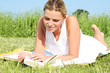 canvas print picture - Frau liest Buch in der Natur