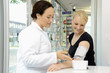 Foto: Apothekerin misst Blutdruck Apothekerin misst Blutdruck