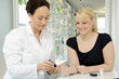 Foto: Apothekerin bestimmt Blutzuckerwert Apothekerin bestimmt Blutzuckerwert