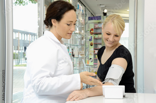 Photo: Apothekerin misst Blutdruck Apothekerin misst Blutdruck