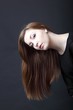 Junge schöne Frau mit langen Haaren