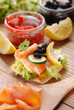 antipasto di crostini con salmone, verdure e uova di lompo