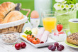 frühstück mit joghurt und wurst