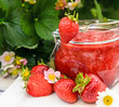 Frische Erdbeermarmelade mit Erdbeeren und Erdbeerblüten