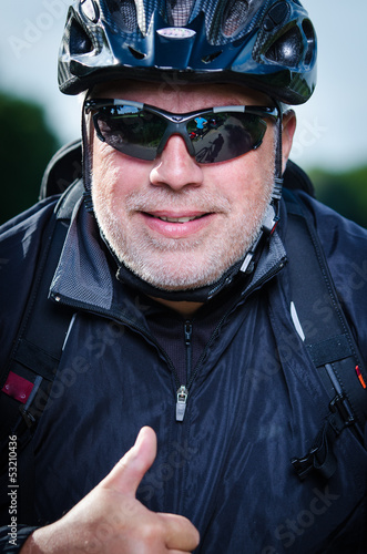 Photo: radfahrer zeigt daumen hoch radfahrer zeigt daumen hoch