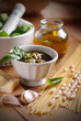 Photo: pesto genovese nella ciotola bianca con ingredienti pesto genovese nella ciotola bianca con ingredienti