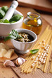 Photo: pesto genovese nella ciotola bianca con ingredienti pesto genovese nella ciotola bianca con ingredienti