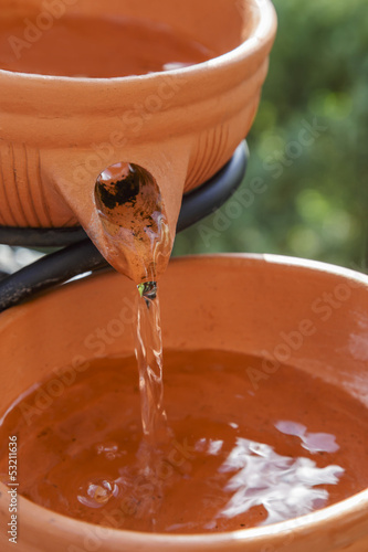 Photo: Fließendes Wasser im Keramik Brunnen Fließendes Wasser im Keramik Brunnen