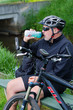 radfahrer macht pause