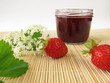 Konfitüre mit Erdbeeren und Holunderblüten