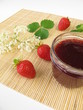 Konfitüre mit Erdbeeren und Holunderblüten
