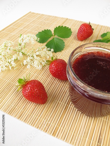Photo: Konfitüre mit Erdbeeren und Holunderblüten Konfitüre mit Erdbeeren und Holunderblüten
