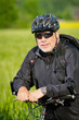 Foto: mountainbiker macht kurzen stop mountainbiker macht kurzen stop