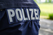 rücken eines polizisten