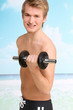 Junger Mann am Strand