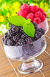 Foto: Sweet fresh fruits in glass goblet with mint leaf Sweet fresh fruits in glass goblet with mint leaf
