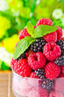 Foto: Sweet fresh fruits in glass goblet with mint leaf Sweet fresh fruits in glass goblet with mint leaf