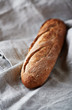 Foto: Fresh baguette on a linen cloth Fresh baguette on a linen cloth