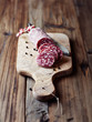 Foto: Salamini alla cacciatora on a chopping board Salamini alla cacciatora on a chopping board