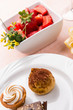 Photo: Fragole e pasticcini, dessert, fuoco selettivo Fragole e pasticcini, dessert, fuoco selettivo