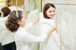 Foto: consultant helps bride chooses fur cape consultant helps bride chooses fur cape