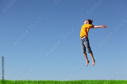 Photo: Fr√∂hlicher Junge springt hoch Fr√∂hlicher Junge springt hoch