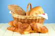 Foto: Composition with bread and rolls, in wicker basket Composition with bread and rolls, in wicker basket