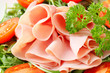 Foto: Sliced ham with arugula leaves and tomatoes Sliced ham with arugula leaves and tomatoes