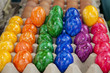 Palette mit farbigen Ostereiern am Marktstand