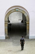 Foto: Torbogen mit Wanderer Torbogen mit Wanderer
