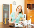 Foto: Long-haired blonde woman with medications and money Long-haired blonde woman with medications and money