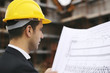 Foto: Architect in construction site looking at building plans Architect in construction site looking at building plans