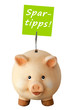 Freundliches lachendes Sparschwein und Notizzettel: Spartipps