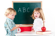 Foto: Kinder mit Schultafel Kinder mit Schultafel