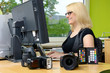 Foto: Fotografin bei Bildbearbeitung am PC Fotografin bei Bildbearbeitung am PC
