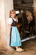 Mädchen im Kuhstall
