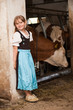 Mädchen im Kuhstall