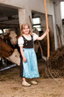Mädchen im Kuhstall