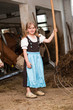 Mädchen im Kuhstall