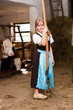 Mädchen im Kuhstall
