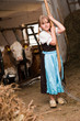 Mädchen im Kuhstall