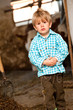 Kleiner Junge im Kuhstall