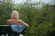 jeune femme assise sur un banc à Montmartre